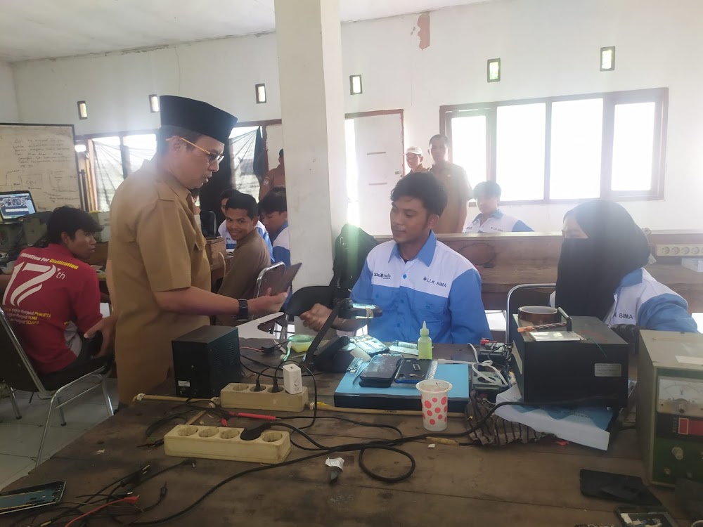 Supervisi Pelatihan Teknisi Handphone (HP)